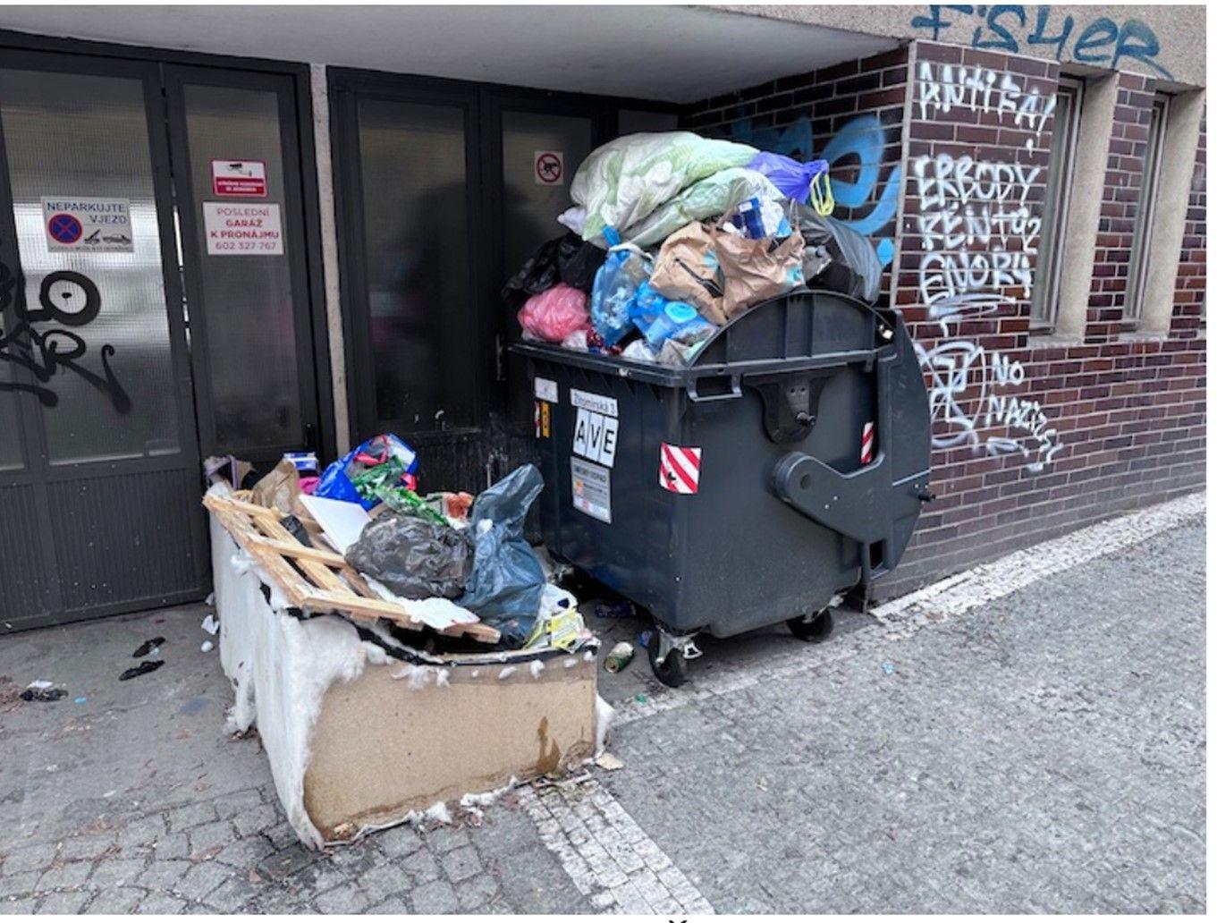 Co dělat, když je u popelnic opakovaně nepořádek? Kdo za co odpovídá?