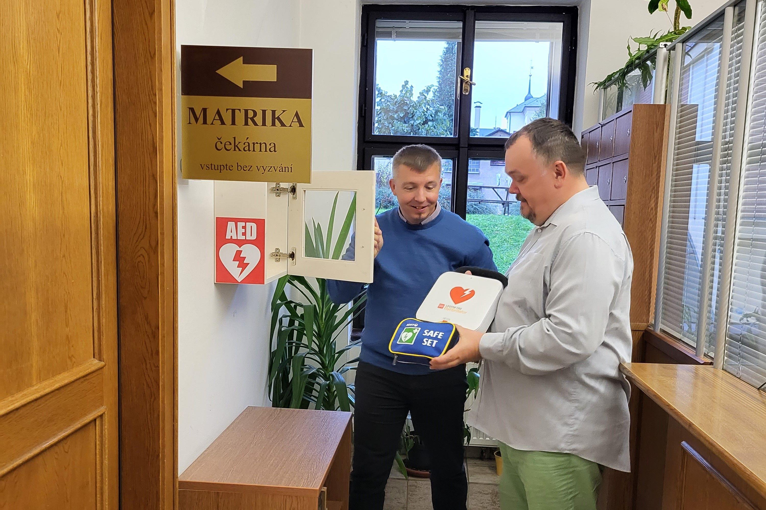 AVE předala nový defibrilační přístroj AED v Jilemnici