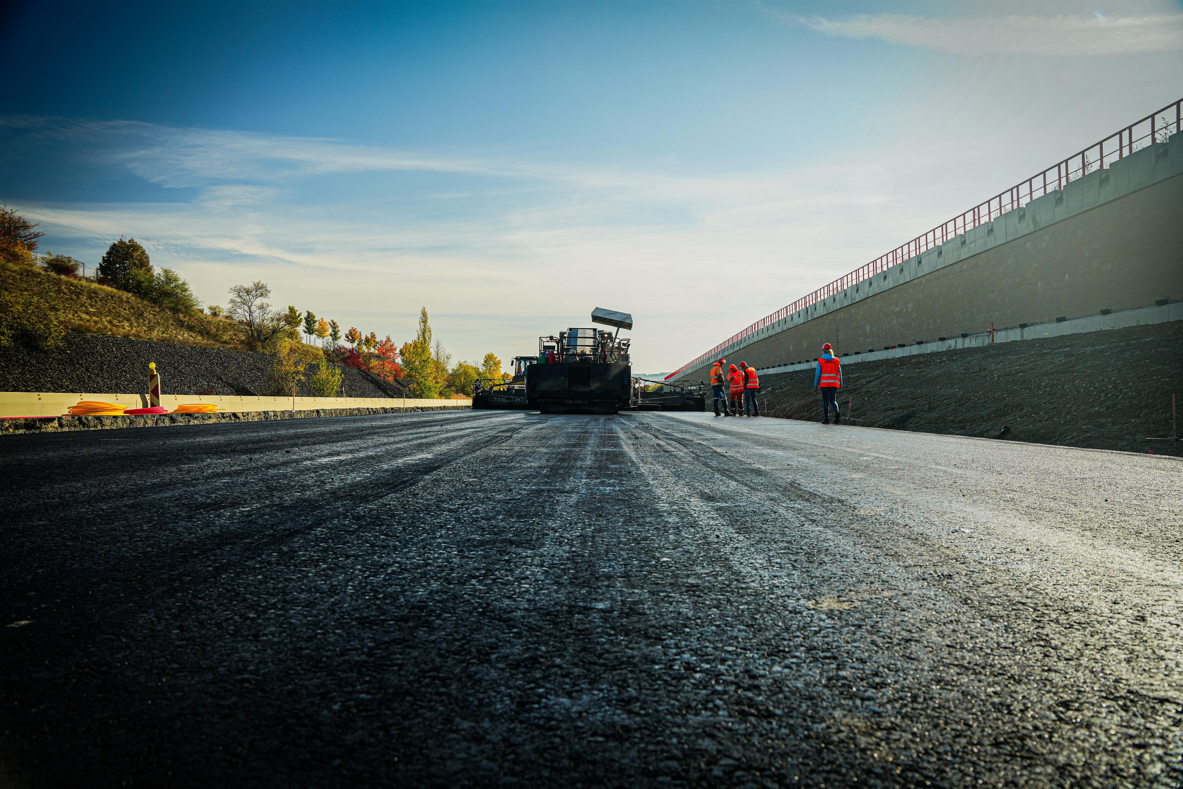 Společnost Herkul a.s., která je od tohoto roku součástí skupiny firem AVE, dokončila výstavbu úseku dálnice D7 u Loun